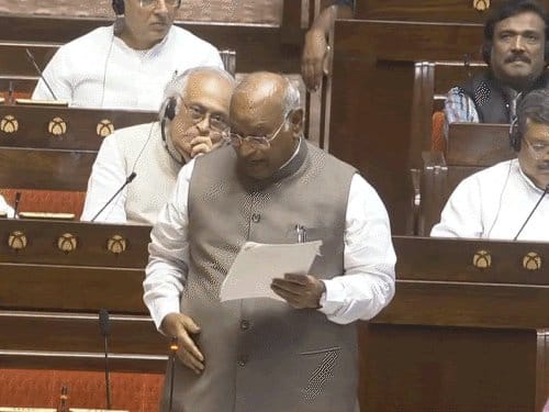 खड़गे बोले- मोदी के 12 साल में सवा लाख छात्रों ने सुसाइड किया