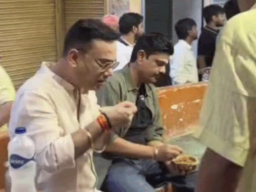 अमित सियाल ने बाबा विश्वनाथ के दर्शन किए, नीलकंठ तिवारी संग खाई हींग कचौड़ी