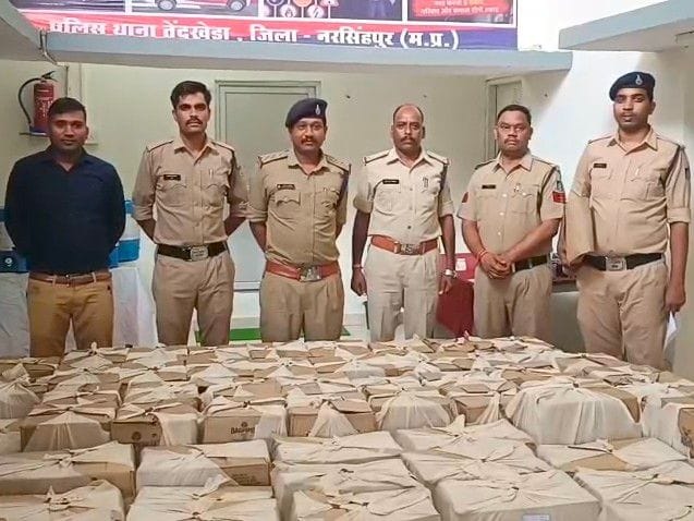 नरसिंहपुर: आलू की बोरियों के नीचे छिपी 11 लाख की अंग्रेजी शराब जब्त, चालक फरार