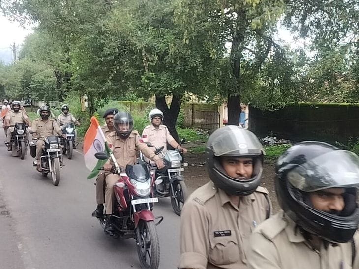 दमोह पुलिस ने हर घर तिरंगा अभियान में 150 बाइक के साथ तिरंगा यात्रा निकाली