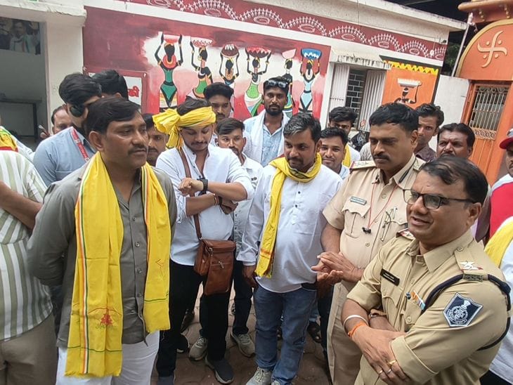 सेंधवा विधायक को पुलिस ने कार्यालय में डेढ़ घंटे रोका, निवाली प्रदर्शन के लिए रवाना