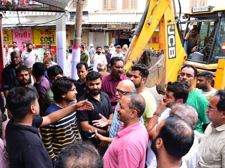 उज्जैन में महाकाल सवारी मार्ग से अतिक्रमण हटाने का अभियान, व्यापारियों ने किया विरोध