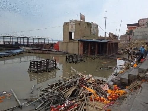 उत्तर प्रदेश में बाढ़: काशी के 100 मंदिर डूबे, घाटों पर जल रहीं चिताएं