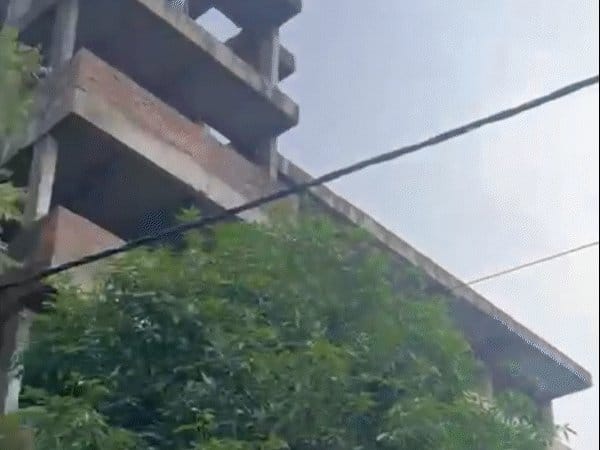 भोपाल में नर्सिंग छात्रों का प्रदर्शन, रिजल्ट समेत 7 मांगें, बिल्डिंग पर चढ़े छात्र