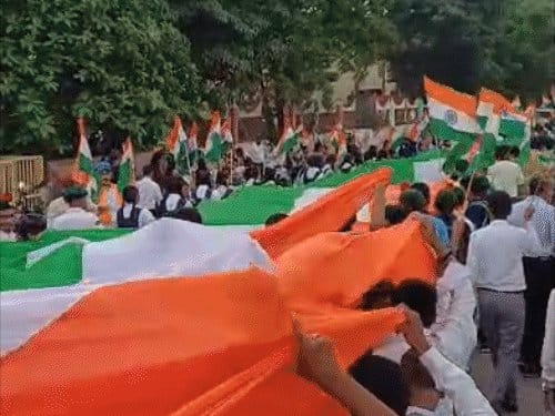 रायपुर में तिरंगा यात्रा सुभाष स्टेडियम पहुंची, फूल बरसाए गए, कलाकारों ने नाच-गान किया