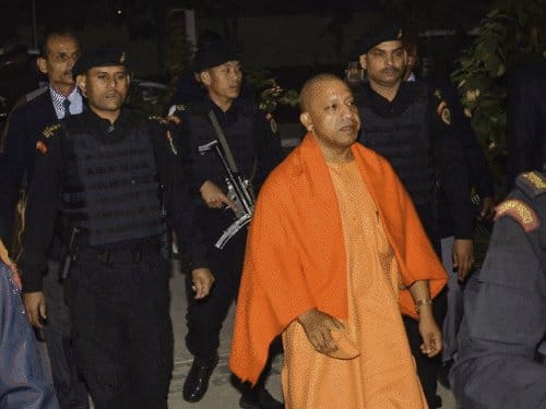 योगी सरकार ने अखिलेश-मायावती समेत 52 नेताओं को दी बुलेट प्रूफ जैकेट