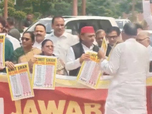 सपा का संसद परिसर में प्रदर्शन, डिंपल ने राम मंदिर चढ़ावा चोरी पर जवाब मांगा