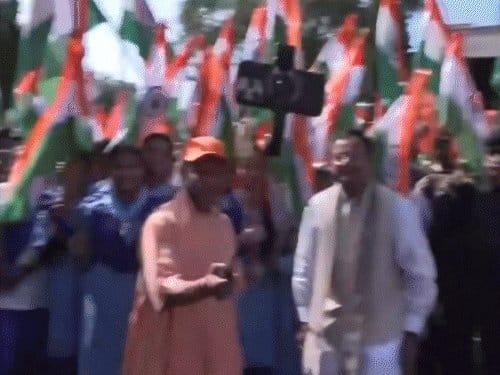 तिरंगा यात्रा: योगी, केशव, ब्रजेश 2 किमी पैदल, 30 हजार शामिल