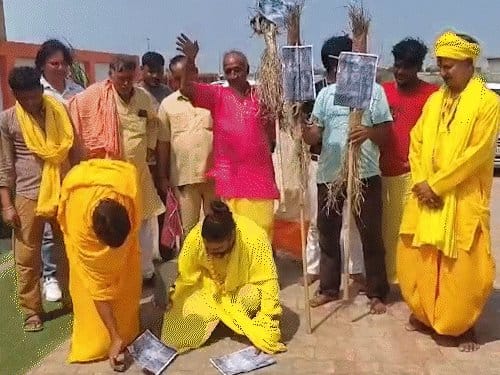 यूपी में पप्पू यादव के साधु वेश पर बवाल, संतों ने पुतला फूंका