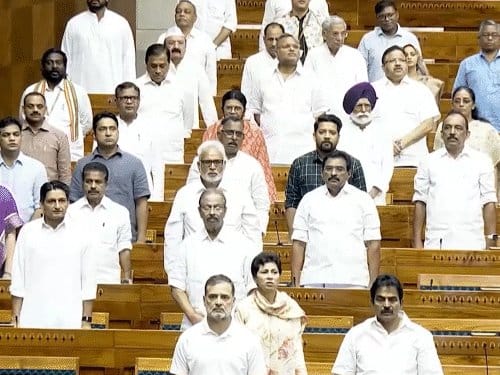 मानसून सत्र के आखिरी दिन लोकसभा सिर्फ एक मिनट चली, वंदे मातरम के बाद स्थगित