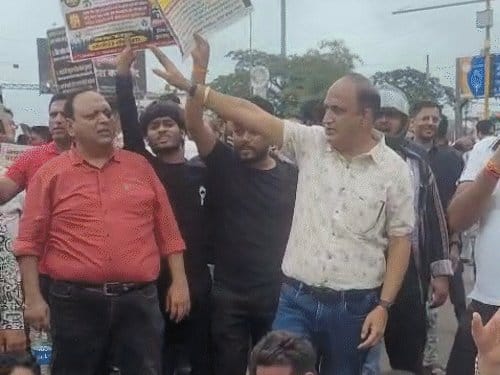 सीलिंग के विरोध में भोपाल में चक्काजाम, ब्यूटीशियन ने सड़क पर मेकअप कर दिखाया विरोध