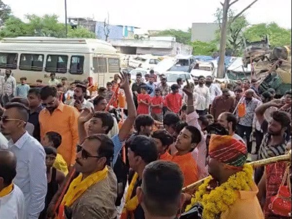 भोलेनाथ पर टिप्पणी: इंदौर में कांवड़ियों ने थाना घेरा, मौलाना अंसारी पर एफआईआर की मांग