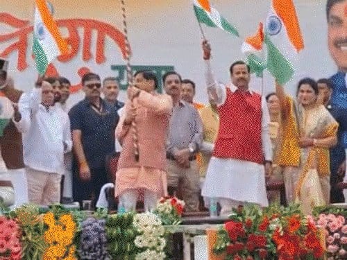 भोपाल में बारिश के बीच निकली भाजपा तिरंगा यात्रा, सीएम बुलेट से पहुंचे