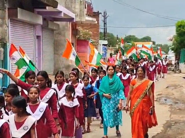 हटा में छात्राओं ने पुलिस के साथ निकाली तिरंगा यात्रा