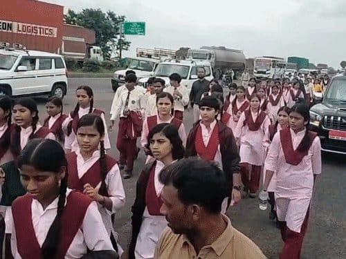 Gen Alpha छात्र 62 किमी पैदल चलकर कलेक्टर से मिलने निकले
