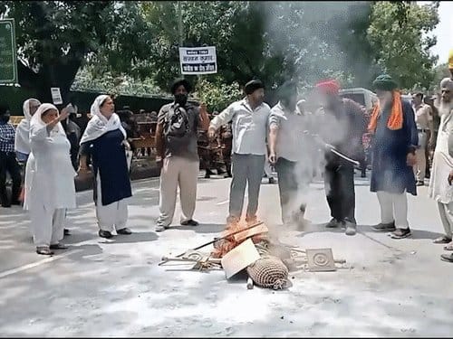 सिख समुदाय का नाराज सज्जन कुमार को हीरो माना पर पुतला फूंका