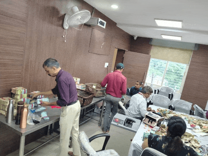 इंदौर के खजराना गणेश मंदिर में 17 दान पेटियों से 72 लाख रुपये निकले