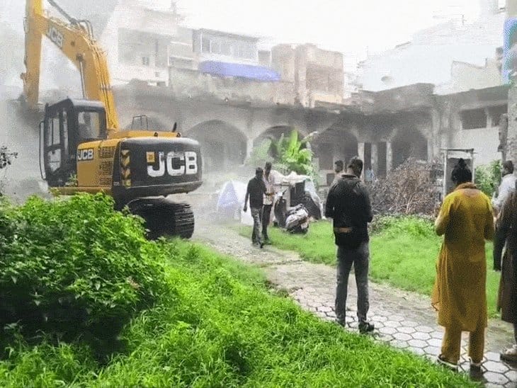 इंदौर में 100 साल पुराने जर्जर भवन को निगम ने जेसीबी से किया जमींदोज