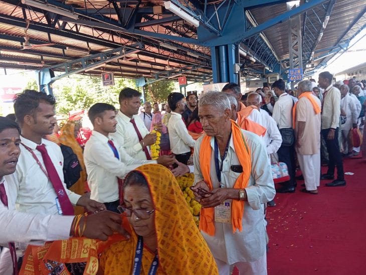 मुख्यमंत्री तीर्थ दर्शन योजना में उज्जैन से 156 तीर्थयात्री हरिद्वार-ऋषिकेश रवाना