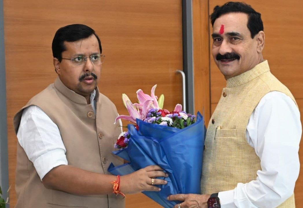 “यह मुलाकात एक बहाना है… दिल फिर से जीतकर आगे जाना है!”
.( दादा की मुलाकातों में मेल-मिलाप है या मिशन की नई मुनादी?) सवाल दर सवाल ..(राकेश अग्निहोत्री)