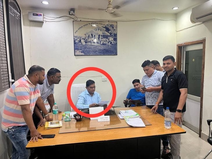 मंडला नपा मुख्य नगर पालिका अधिकारी गजानन नाफड़े दो लाख रिश्वत लेते गिरफ्तार