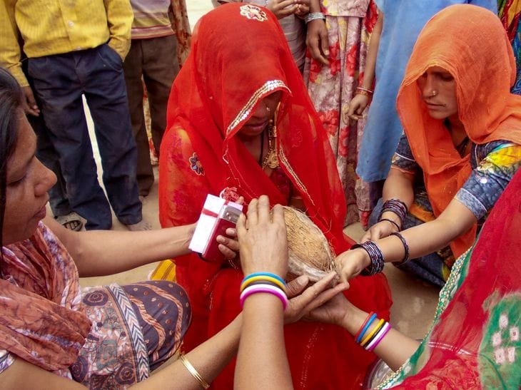 गु गुजरात के वाडिया में बेटियों को देह व्यापार से बचाने कम उम्र में सगाई