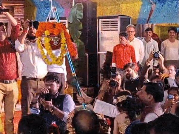 भोपाल में कृष्ण जन्माष्टमी पर भव्य जुलूस, सीएम ने 101 बच्चों संग फोड़ी मटकी