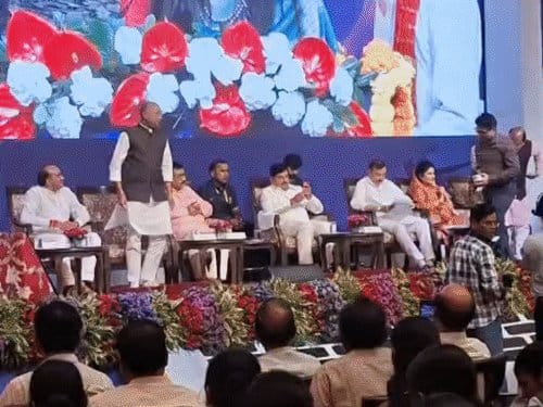 मुख्यमंत्री ने 1.21 लाख विद्यार्थियों को 25 हजार ट्रांसफर किए, लैपटॉप वितरित किए