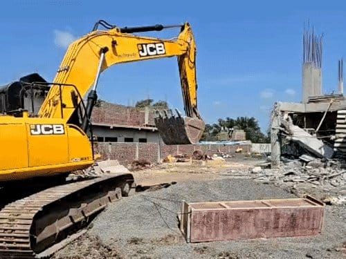 अवैध निर्माण को गिराया, सिंहस्थ क्षेत्र में 10,000 वर्गफीट का कानूनी कदम