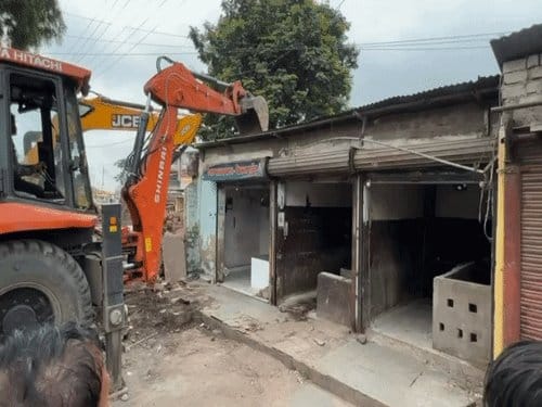 इंदौर में सड़क चौड़ीकरण के लिए 17 दुकानें व 7 मकानों पर निगम की कार्रवाई