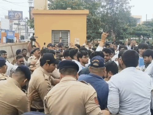 भोपाल में इंटर्न डॉक्टरों का मार्च रोका, स्टाइपेंड वृद्धि की मांग