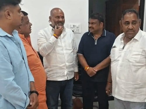 उज्जैन में रथ से उतारे जाने के बाद महापौर का विरोध टला