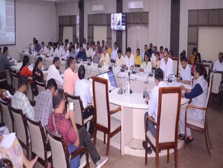 कलेक्टर डॉ. गौरव सिंह ने पीएम किसान खाता सुधार के लिए विशेष अभियान के निर्देश दिए