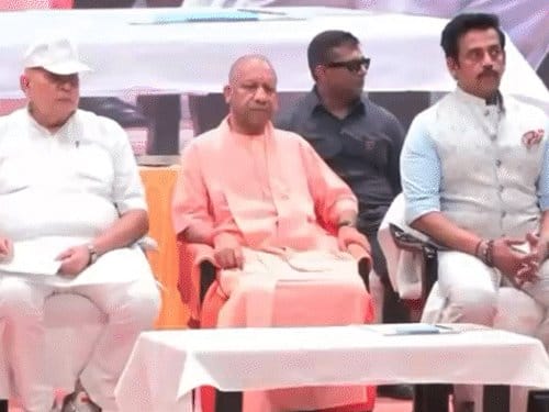 योगी ने कांग्रेस पर अराजकता का आरोप, गोरखपुर में 493 करोड़ राहत राशि ट्रांसफर