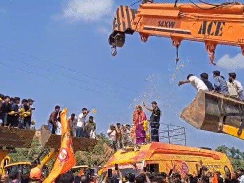 धीरेंद्र शास्त्री की रथयात्रा 3.0 अजयगढ़ रवाना, जेसीबी से फूल बरसे, धर्म नहीं छोड़ने का संकल्प