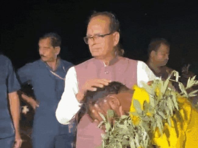 "सीहोर के कोसमी में 12 आदिवासी मकान ढहे, आयोग ने नोटिस दिया"