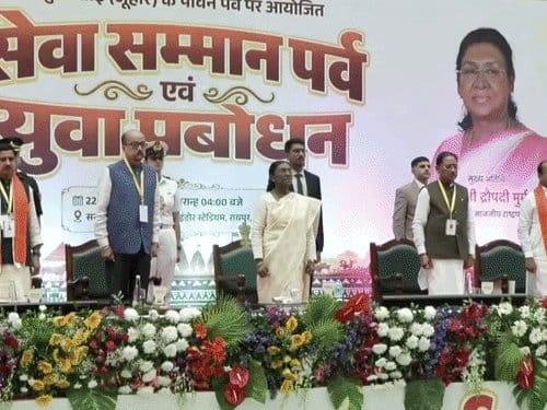 राष्ट्रपति मुर्मू ने रायपुर में युवाओं को दिए सफलता मंत्र, ₹200 का स्मारक सिक्का जारी किया