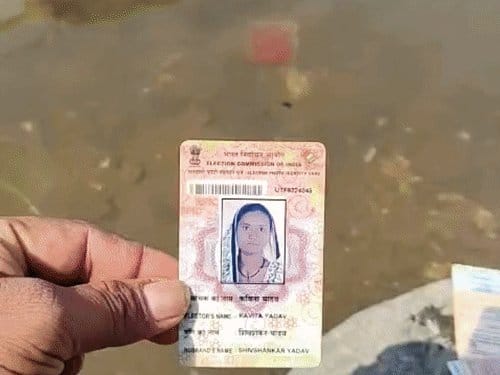 महेश्वर में मिले 343 वोटर कार्ड, कांग्रेस का सीईसी पर एफआईआर धरना